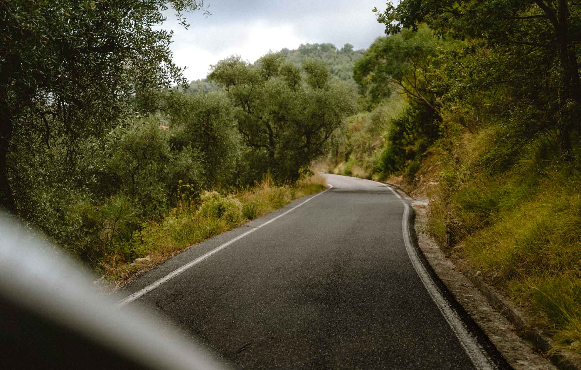 What you see in the bottom right is the frame of the car in which I am currently sitting, holding the camera out of the window.